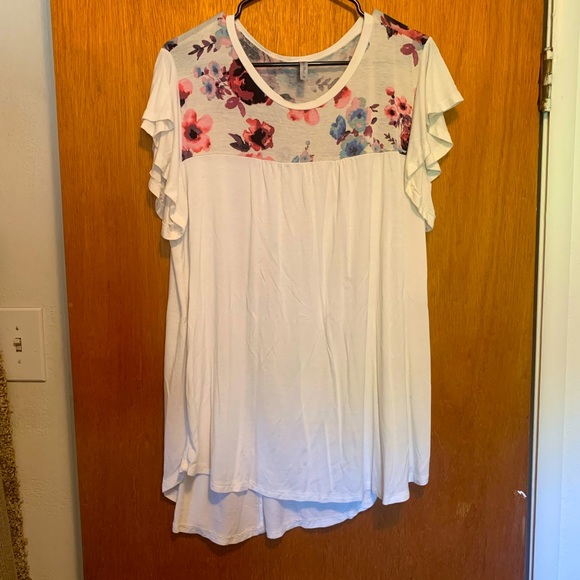 Acting Pro Tops - Acting Pro ruffle sleeve white floral top